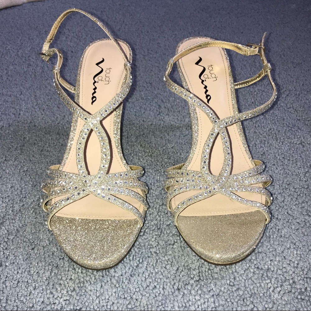 Gold sparkly heels!! 👠